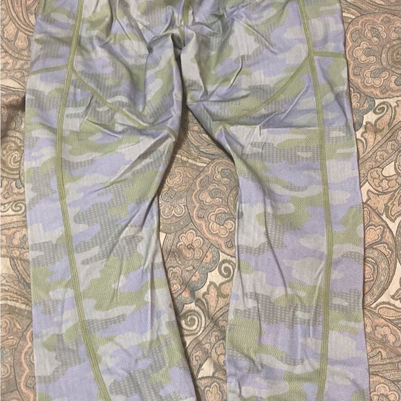Beautiful leggings size m green color! - Picture 3 of 5